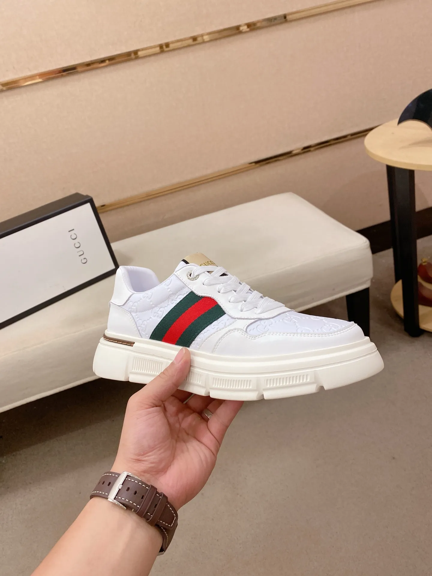 Men's shoes💰 420💰The new GUCCI (Gucci) counters are launched simultaneously. The new men's shoes, 😘fabrics are selected from imported cowhide, and the lining is sheepskin lining. 👍🏿 High-end ☄️ air-cushion molded anti-slip rubber outsole, exquisite lines, simple and elegant, comfortable and high-end for leisure travel. Code number: 38 to 44 (45 can be customized and cannot be returned or exchanged)